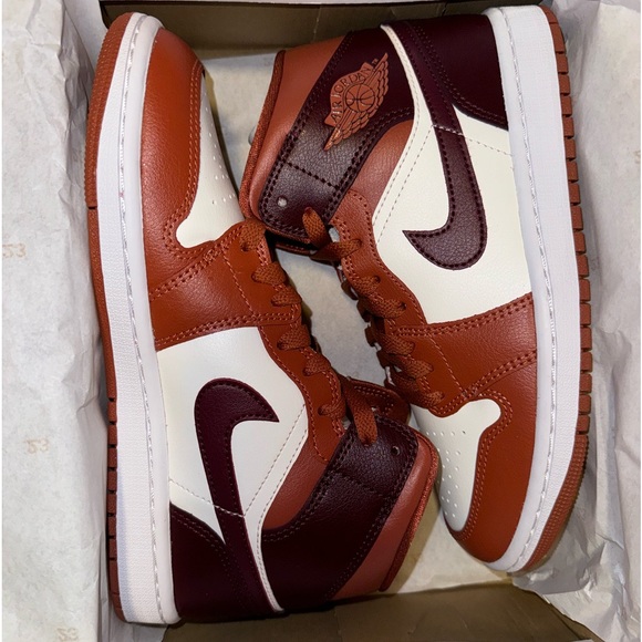 Women’s Air Jordan 1 Mid - Picture 1 of 7